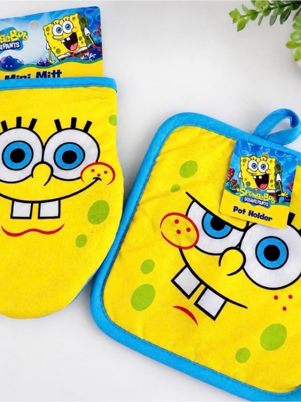 SpongeBob Squarepants Yellow & Blue Kids Oven Mitt and Pot Holder Set